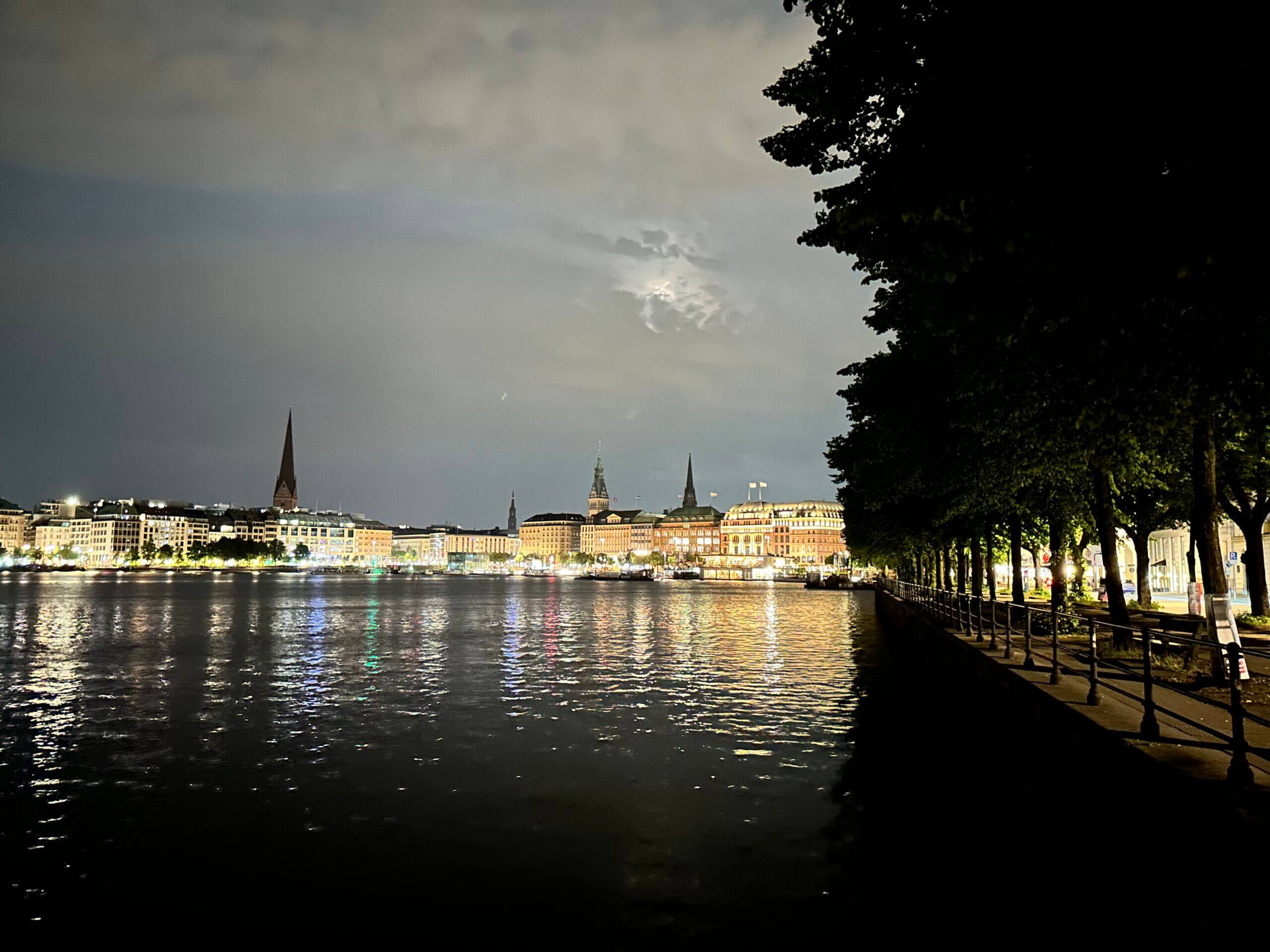 Ergebnis der Odyssee zum Overnight: die Hamburger Alster by night