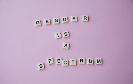 Würfel vor rosa Hintergrund: Gender is a spectrum