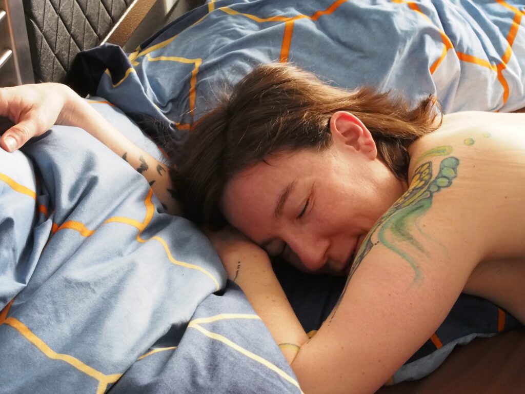 jay schlafend im Bett