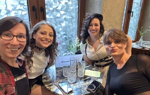 Jay Stark, Levana, Pallas Athene und Lola Anders im Kino Foyer