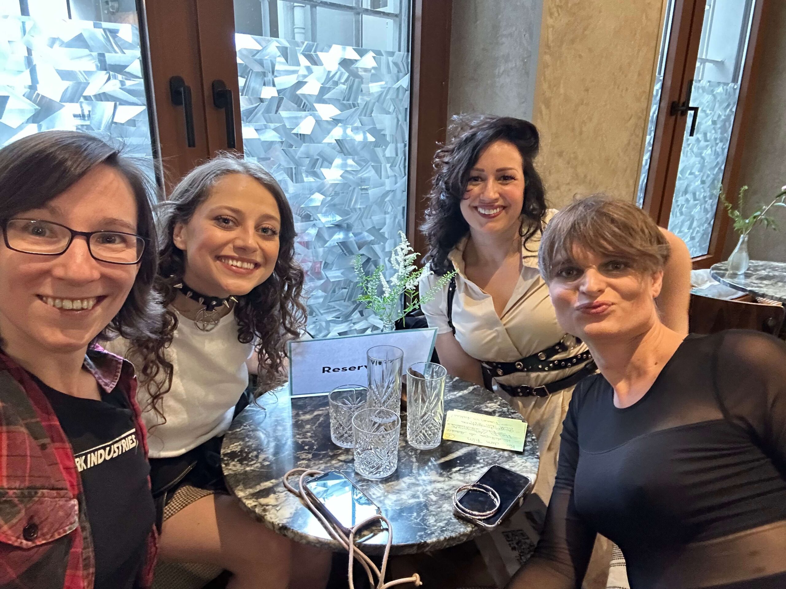 Jay Stark, Levana, Pallas Athene und Lola Anders im Kino Foyer