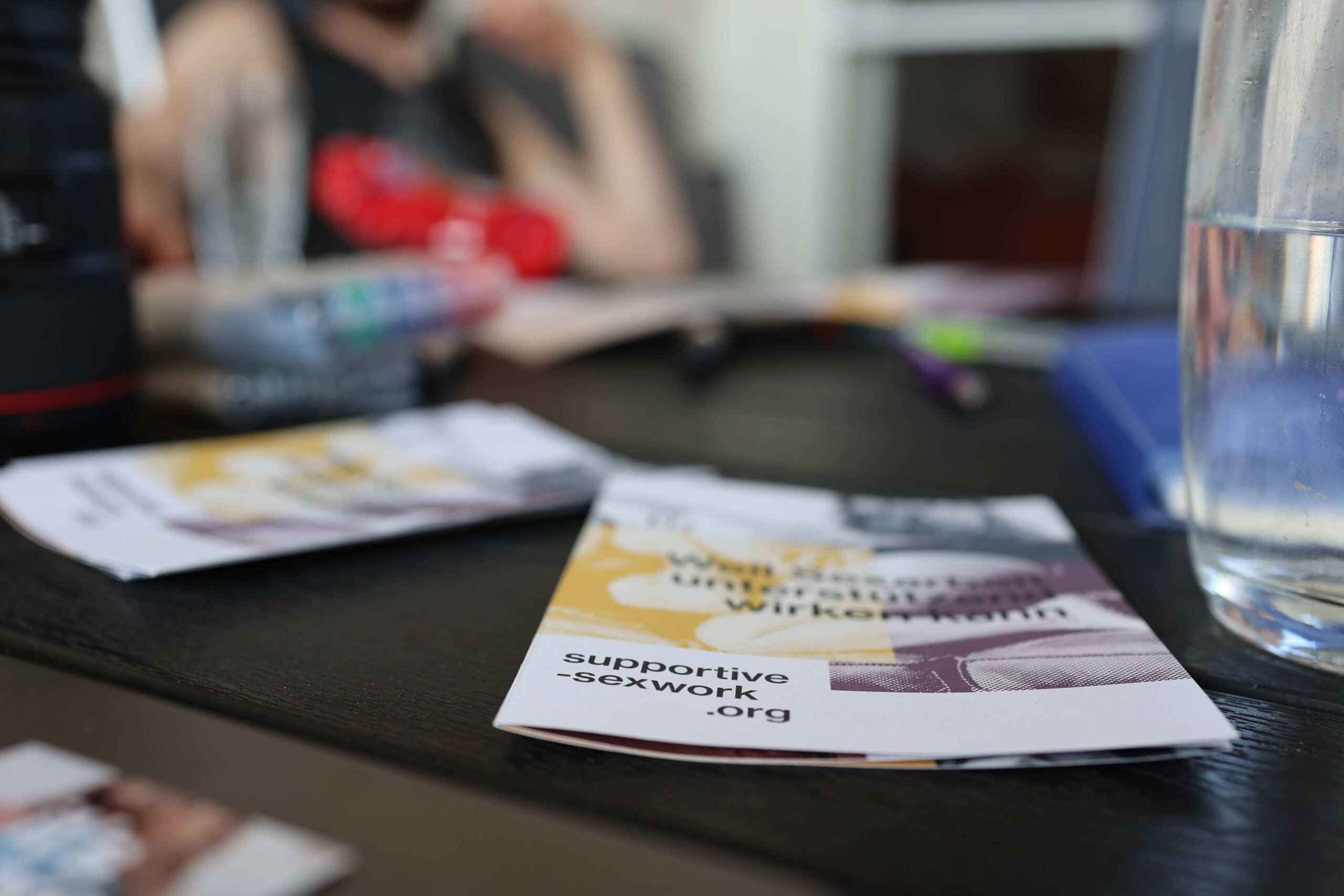 SSW Flyer Flyer von Supportive-sexwork.org auf einem Tisch
