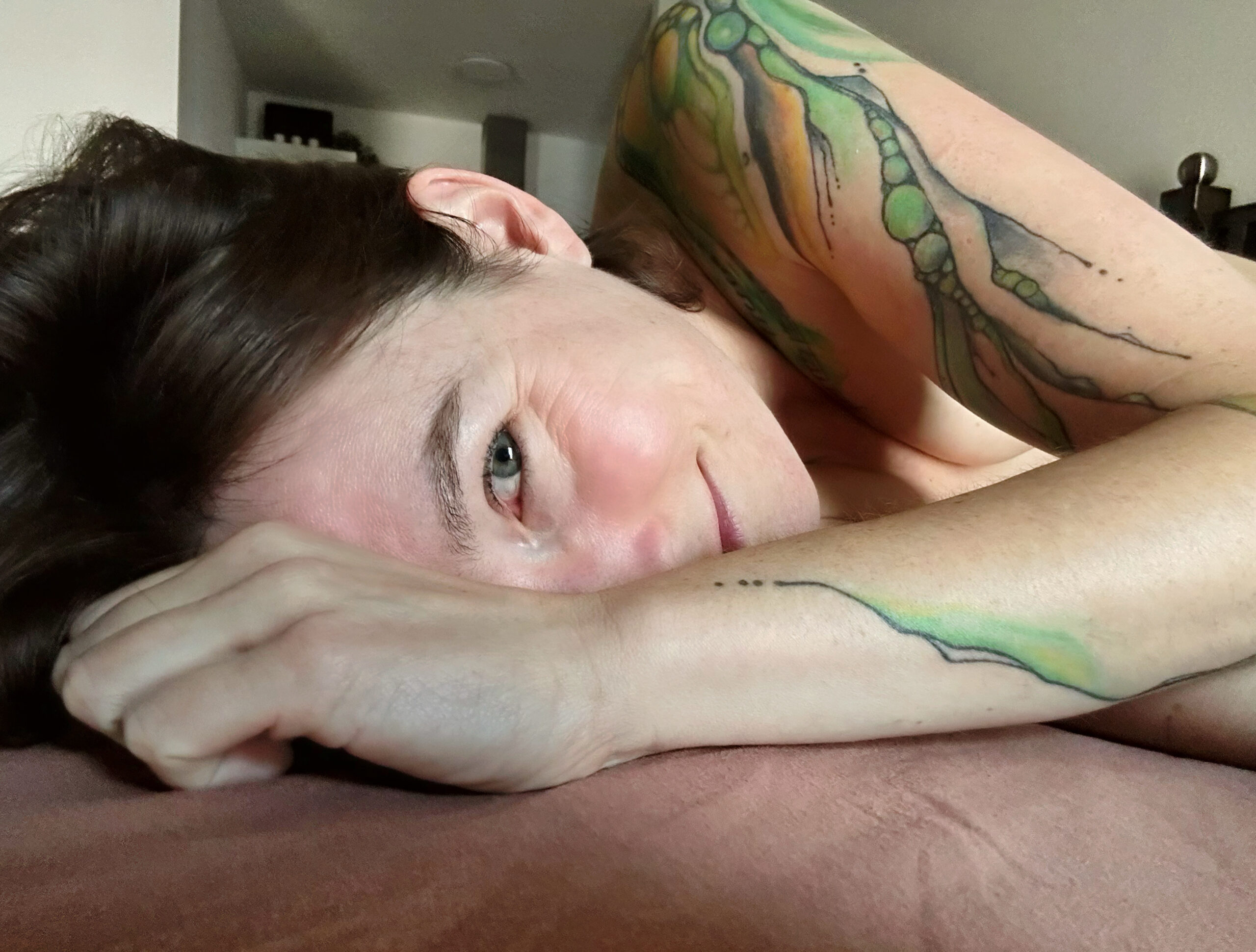 Jay verträumt auf dem Bett, mit der Hand vor dem Gesicht. Intimität eingefangen!