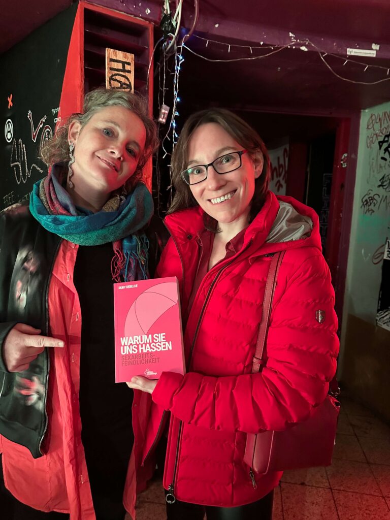 Ruby Rebelde und Jay Stark halten Rubys Buch "Warum sie uns hassen"