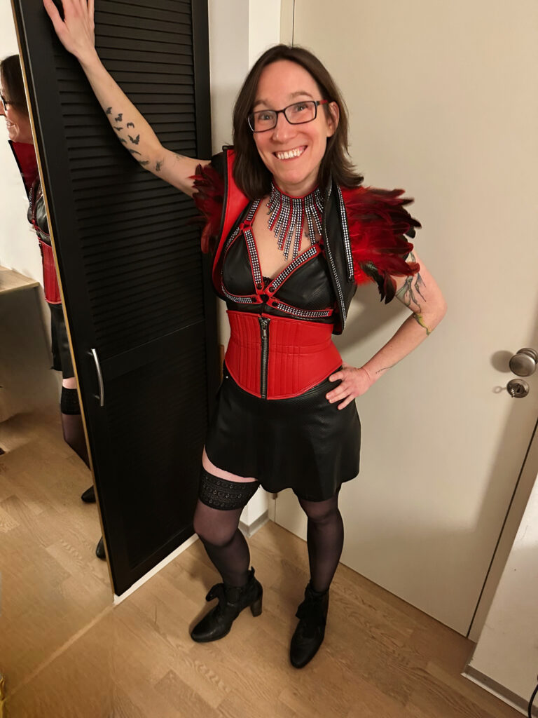 Jay in einem schwarz-roten Fetisch Outfit vor ihrer ersten privaten Play Party