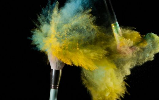 Pinsel mit Farben knallen aneinander, kein Beispiel für sanfte Transformation