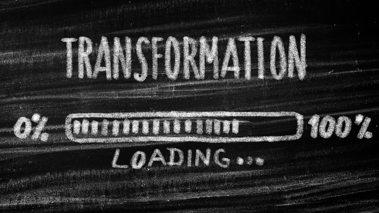 Weiße schrift auf schwarzem Untergrund: Transformation loading