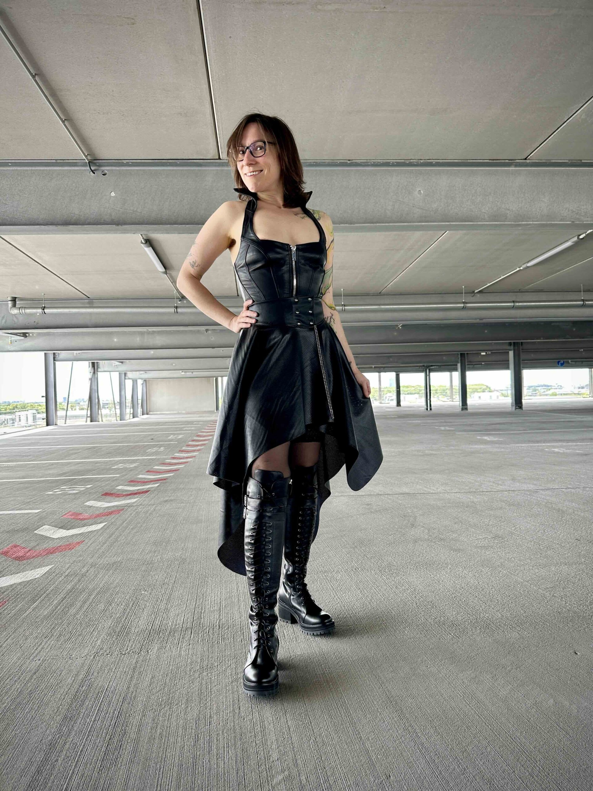 Jay BoundCon Outfit web Jay Stark in einem Leder Rock und Leder Top von benno von stein sowie Knie-hohen Schnürstiefeln von Fernando Berlin, posiert in einem Parkhaus