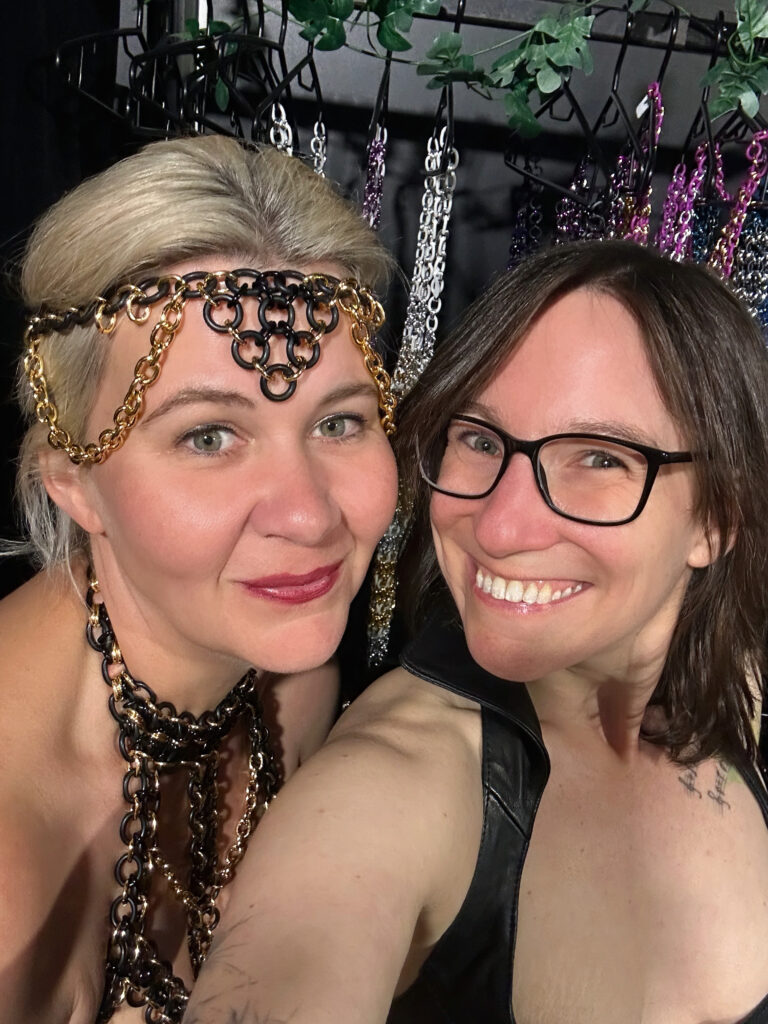 Selfie von Lilian can de Nacht in schwarz-goldenen Ketten von Kettendesign24 und Jay Stark. 