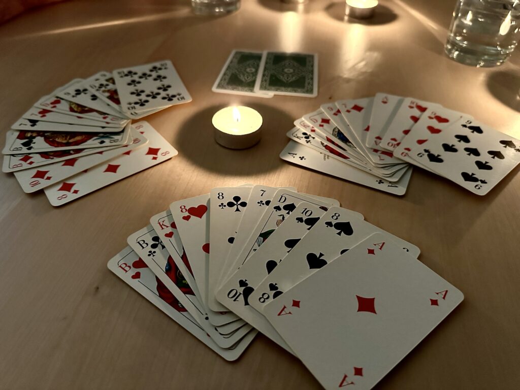 Vogelperspektive auf drei Skat Kartensets bei einem Overnight mit Escort Jay
