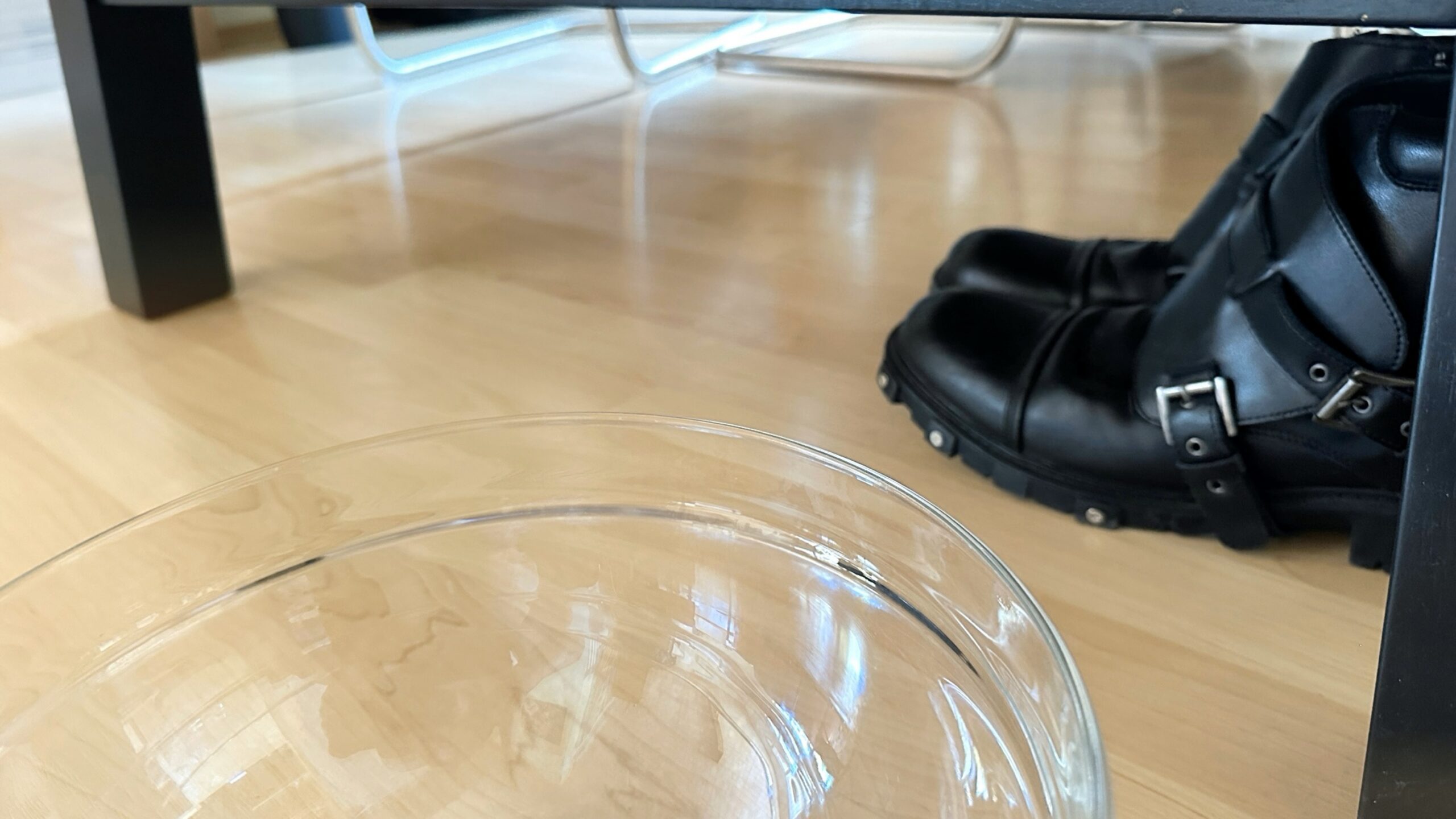 Große Salatschüssel am Boden für Sklavin mit Schuhen unter dem Tisch.